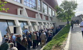 Rend i gjatë i pritjes për vaksinim, qytetarët ankohen për mosorganizim