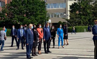 Vjosa Osmani e ish-presidentët nderojnë Ibrahim Rugovën