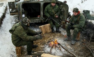 Ukraina thotë se Rusia ka ende 100,000 trupa pranë kufijve të saj