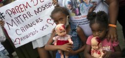 Nënat braziliane që kanë humbur fëmijët nga dhuna e policisë, protestojnë në Rio de Janiero
