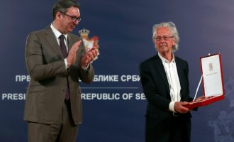 Vuçiq dekoron me medaljen e lartë fituesin e çmimit Nobel, Peter Handke