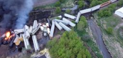 Treni del nga shinat dhe shpërthen në flakë në Iowa të SHBA-së