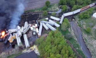 Treni del nga shinat dhe shpërthen në flakë në Iowa të SHBA-së
