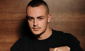 Don Xhoni shpenzon afro dy mijë euro për një veshje ditore