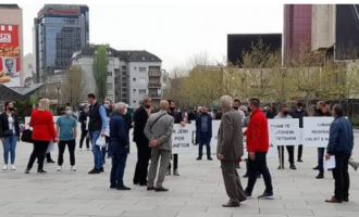 Protestojnë punëtorët e komunikacionit, kërkojnë që paga minimale të jetë 400 euro