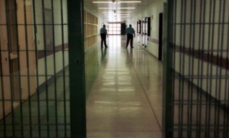 U kap duke futur substancë narkotike në burg, suspendohet nga puna oficeri korrektues