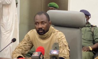 Udhëheqësi i grushtit të shtetit në Mali merr pushtetin pas arrestimit të presidentit