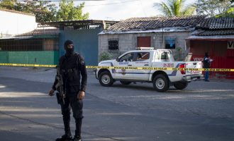 Dhjetë trupa të pa jetë gjenden në pronën e ish-oficerit të policisë në El Salvador