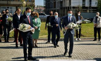 Kurti nderon Ilir Konushevcin dhe Hazir Malën: Dëshmorët janë dëshmuar tash ne duhet të dëshmohemi për ata