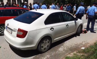 Qytetari i shtrirë nën veturën e komunës, pamje nga ngjarja në Kamenicë (VIDEO)