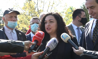 Osmani e Kurti me homazhe te varri i Fehmi Aganit: Ishte krah i djathtë i ish-presidentit Rugova