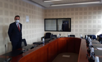 Drejtori i AKI-së arrin në komisionin për mbikëqyrjen e kësaj agjencie