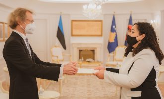 Osmani pranon letrat kredenciale të ambasadorit jorezident të Estonisë