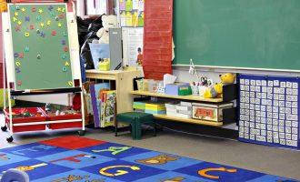 Avokati i Popullit: Është diskriminim kërkesa që prindërit të kenë kontratat e punës për regjistrimin e fëmijëve në parashkollor