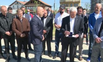 Haradinaj ndan medalje për familjarët e dëshmorëve Ilir Konushevci dhe Hazir Mala