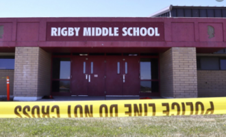 Nxënësja e klasës së gjashtë plagos tre persona në një shkollë në ShBA