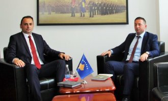 Ministri i Mbrojtjes takon drejtorin e AKI-së