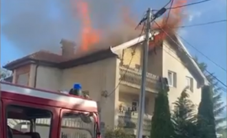 Një shtëpi në Deçan kaplohet nga zjarri (VIDEO)