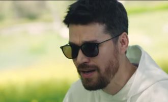 “Zjarr në shpirt”, kënga më e re e Alban Skenderajt