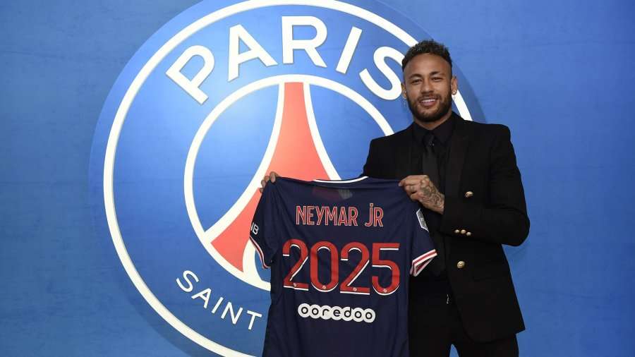 Neymar rinovon kontratën me PSG-në