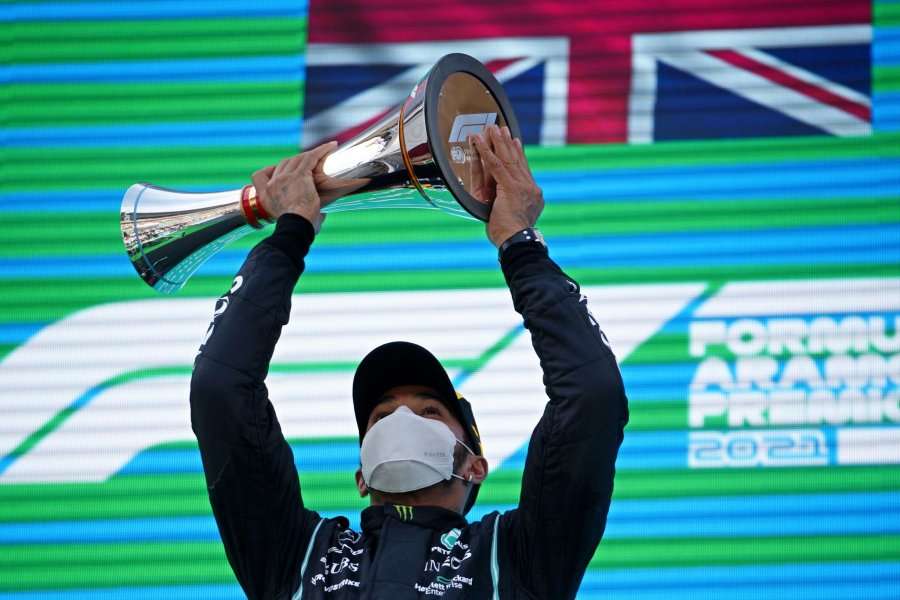 Hamilton fiton garën për çmimin e madh të Barcelonës