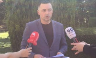 Infermieri grevist i dorëzon Konjufcës kërkesën për rritje të pagesës së ndërrimeve të natës