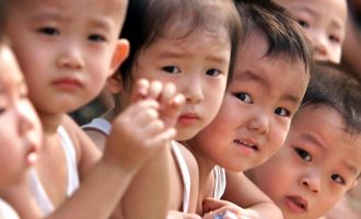 Kina lejon çiftet që të kenë nga tre fëmijë