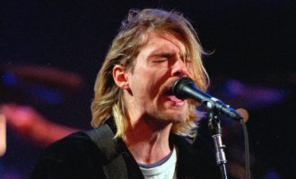 Flokët e këngëtarit në ankand për dy milionë dollarë