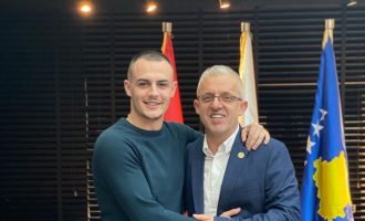 Don Xhoni shtron iftar në Shtëpinë e të Moshuarve