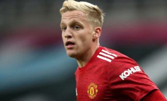 Roma në gjurmët e mesfushorit holandez të Manchester United