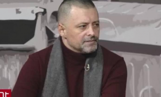 Infermieri që po mban grevë urie e të etjes thotë se kolegët e tij po frikësohen e disa janë servilë