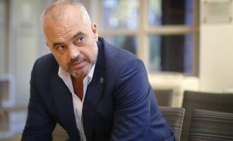 Rama uron ditën e çlirimit të Prishtinës me një fotografi të UÇK-së