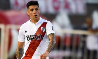 Pothuajse i tërë ekip i infektuar me Coronavirus, mesfushori duhet të bëjë rolin e portierit