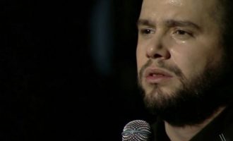 “Hera parë që s’më vie mesazh nga ti…”, Flori emocionon me dedikimin për nënën e ndjerë