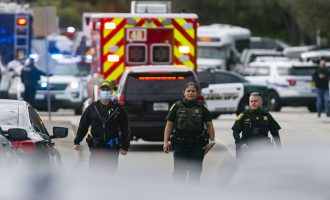 Nga të shtënat vdekjeprurëse në zonën e Miamit në Florida, u vranë dy persona dhe shumë të tjerë u lënduan