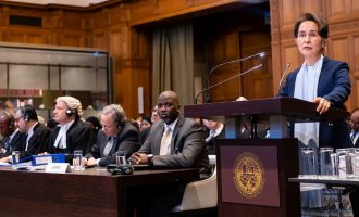 Aung San Suu Kyi paraqitet për herë të parë në gjykatë pas rrëzimit nga pushteti me grush-shtet në Mianmar