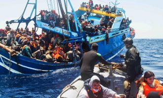 Më shumë se 800 emigrantë të shpëtuar në Mesdhe shkojnë drejt Italisë