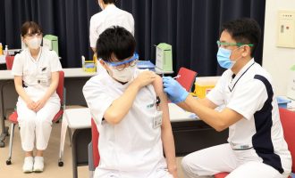 Japonia miraton përdorimin e vaksinës Moderna dhe AstraZeneca kundër Coronavirusit