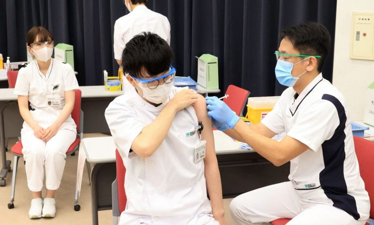 Japonia miraton përdorimin e vaksinës Moderna dhe AstraZeneca kundër Coronavirusit
