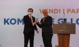 “Drenasi komuna më transparente në Kosovë”, Kurti ia dorëzon çmimin Lladrovcit