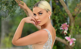 Modelja në krahët e një burri duke shijuar Dubain