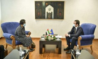Kurti takohet me ambasadoren e Emirateve të Bashkuara Arabe, flasin për investime