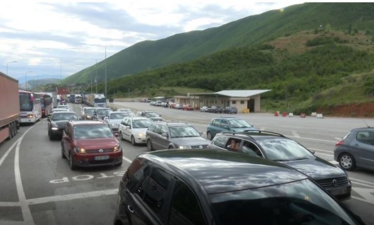 Kolona të gjata, kosovarët nisen drejt Shqipërisë për të kaluar fundjavën