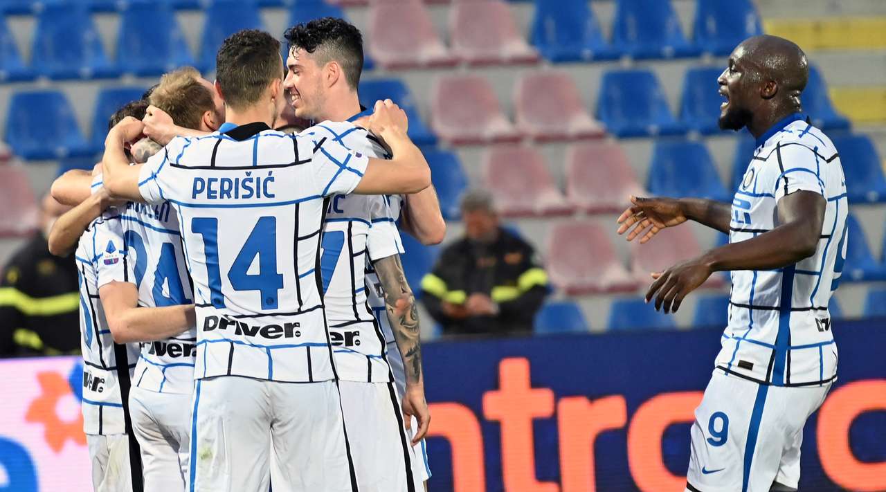 Inter mposht Crotonen, ekipi i Contes një pikë larg titullit kampion