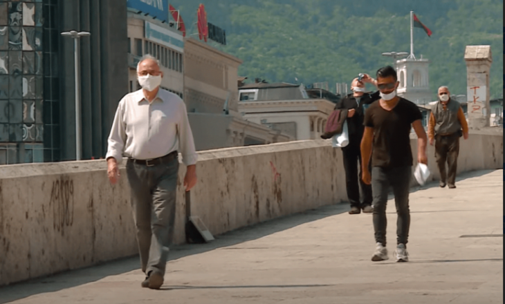 Maqedoni e Veriut: Hiqen maskat në ambiente të hapura