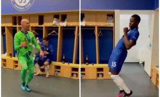 Futbollistët e Chelseat festojnë në dhomat e zhveshjes pasi u stolisen me trofeun e Championsit