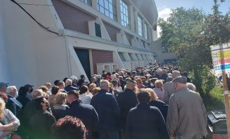 Tollovi e madhe para Qendrës së Vaksinimit, ndërhyn Policia