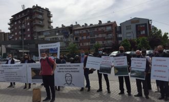 Banorët e Drenasit protestojnë para MMPHI-së, fajësojnë “Feronikelin” për ndotjen e mjedisit e ujit
