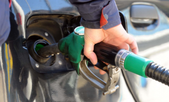 Ministria e Tregtisë anulon disa udhëzime adminsitrative për kontrollin e cilësisë së naftës