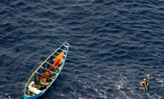 Një vajzë adoleshente u gjet në anijen që lëvizi për 22 ditë në deti